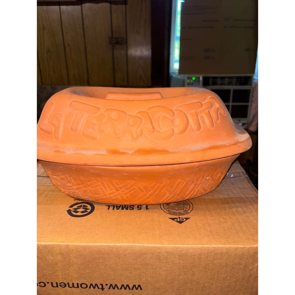 La Terracotta Italian Clay Baker Oval Roaster Embossed Lid Made in Italy 12.5in